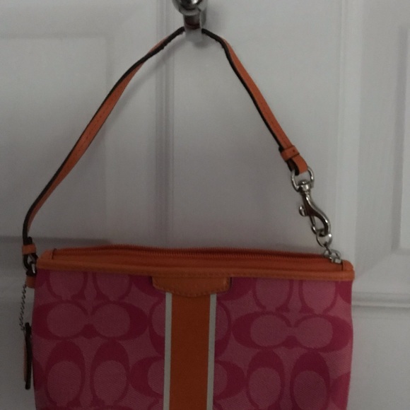 Small brand new Coach leather wristlet - Picture 9 of 11